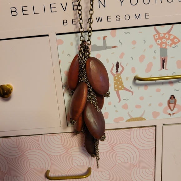 Long  chain with brown wooden pendants - Picture 2 of 5